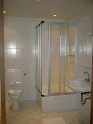 Badezimmer mit Dusche, Waschbecken und WC